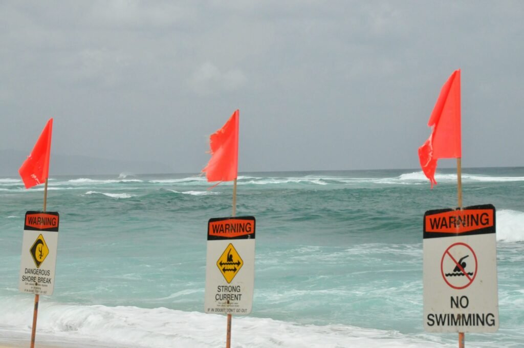 How Tsunami Warnings Work: The Science Behind Early Detection | The Buzz Banter | tsunami alert | warning | safe warning | places | Science behind tsunami warning  | thebuzzbanter | buzz banter | Tsunami